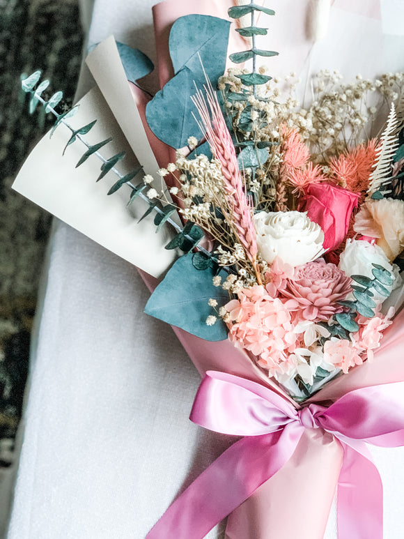 Allure your loved ones with our dreamy bouquets
